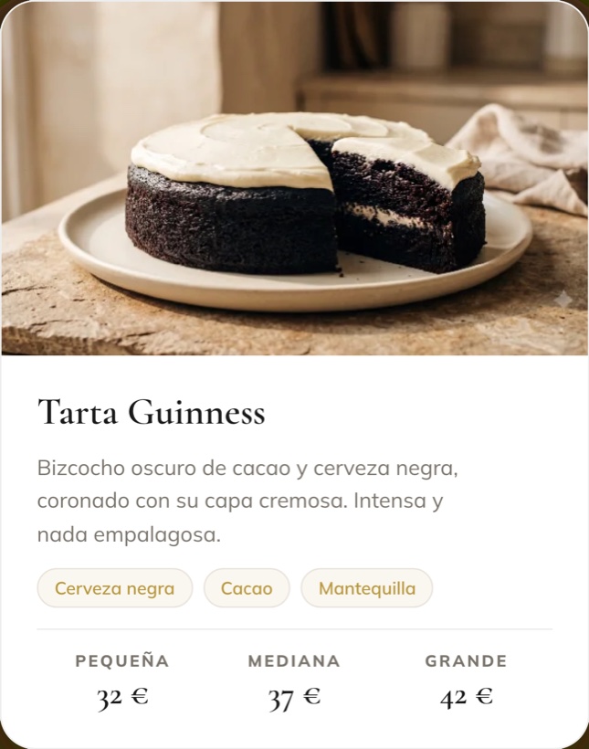 Tarta Guinness. Bizcocho oscuro de cacao y cerveza negra, coronado con su capa cremosa. Pequeña 32 €, mediana 37 €, grande 42 €.